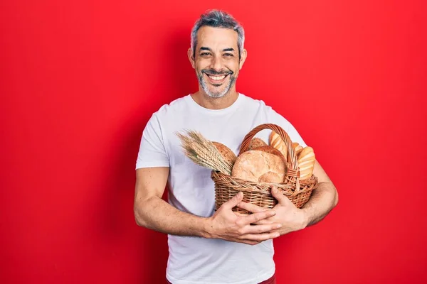 Bonito Homem Meia Idade Com Cabelos Grisalhos Segurando Cesta Vime — Fotografia de Stock