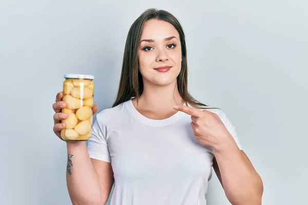 Menina Hispânica Jovem Segurando Garrafa Com Batatas Cozidas Sorrindo Feliz — Fotografia de Stock