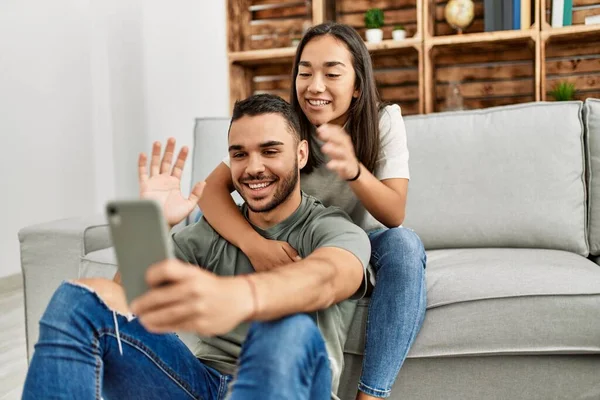 Jong Latijn Paar Glimlachen Gelukkig Met Video Bellen Met Behulp — Stockfoto