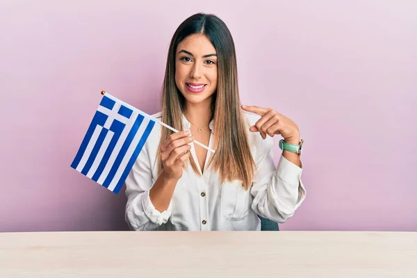 Junge Hispanische Frau Mit Griechischer Flagge Sitzt Auf Dem Tisch — Stockfoto