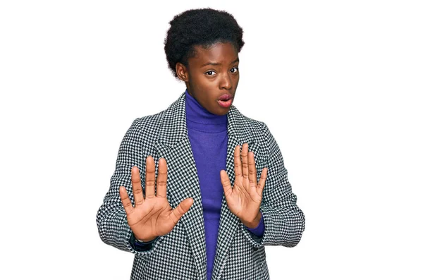 Mladá Afroameričanka Neformálních Šatech Odstrkuje Ruce Dlaněmi Ukazuje Odmítnutí Popírání — Stock fotografie