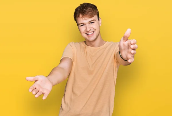 Young Caucasian Man Wearing Casual Clothes Looking Camera Smiling Open — Stock Photo, Image