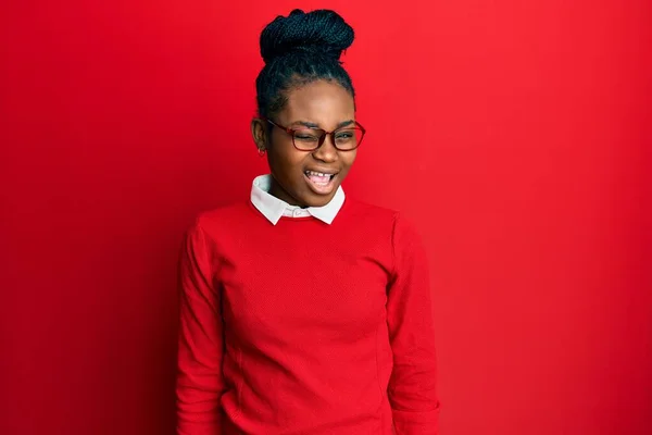 Mladá Africká Americká Žena Sobě Ležérní Oblečení Brýle Mrkání Fotoaparát — Stock fotografie