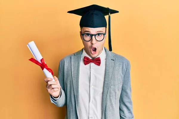 Jovem Caucasiano Nerd Homem Vestindo Óculos Formatura Cap Segurando Grau — Fotografia de Stock