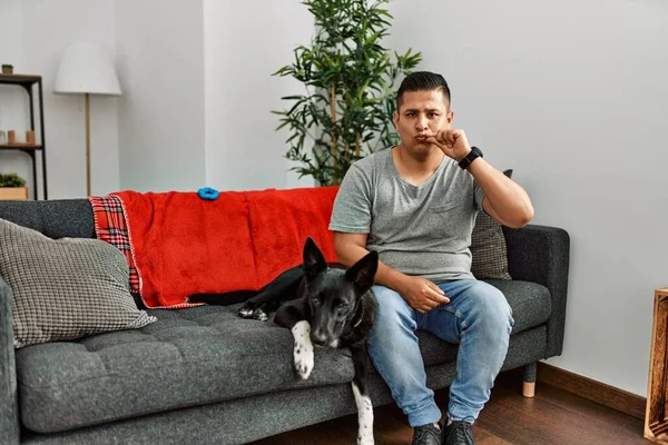 Jovem Latino Homem Cão Sentado Sofá Casa Boca Lábios Fechados — Fotografia de Stock