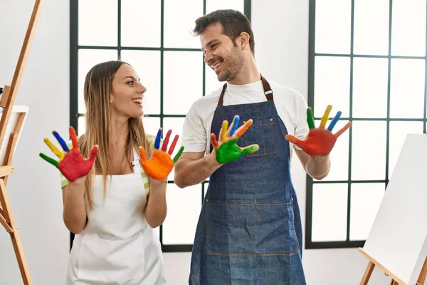 Due Studenti Ispanici Sorridenti Felice Mostrando Colorulf Dipinto Mani Studio — Foto Stock