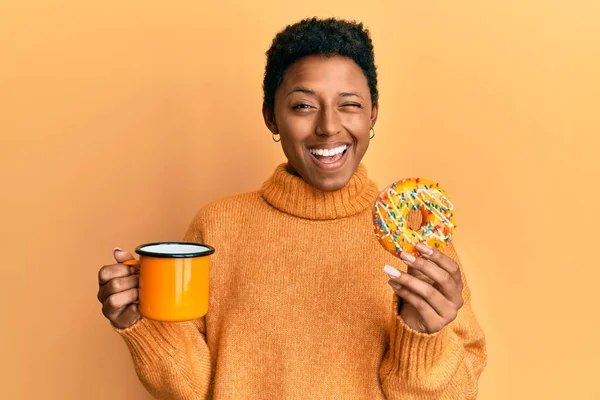 Jong Afrikaans Amerikaans Meisje Eten Donut Het Drinken Van Koffie — Stockfoto