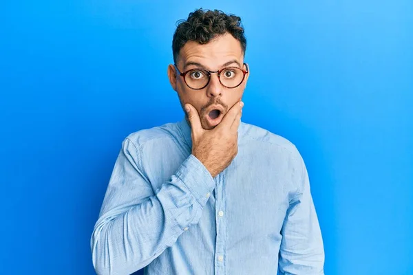 Young Hispanic Man Wearing Casual Clothes Glasses Looking Fascinated Disbelief — Stock Photo, Image