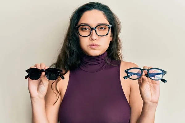 Hermosa Mujer Oriente Medio Sosteniendo Diferentes Gafas Hinchando Mejillas Con —  Fotos de Stock