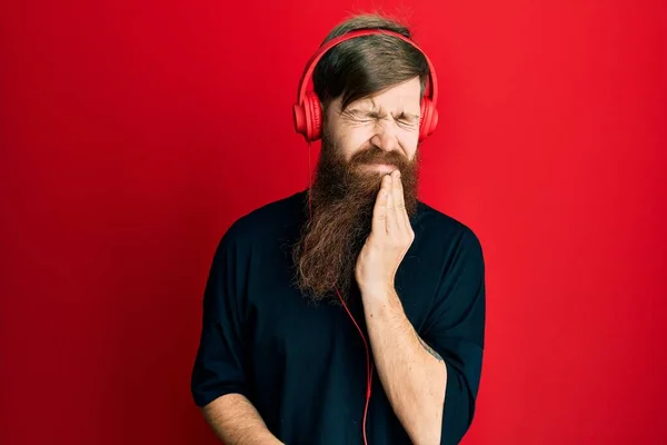 Uzun Sakallı Müzik Dinleyen Kızıl Saçlı Bir Adam Diş Ağrısı — Stok fotoğraf