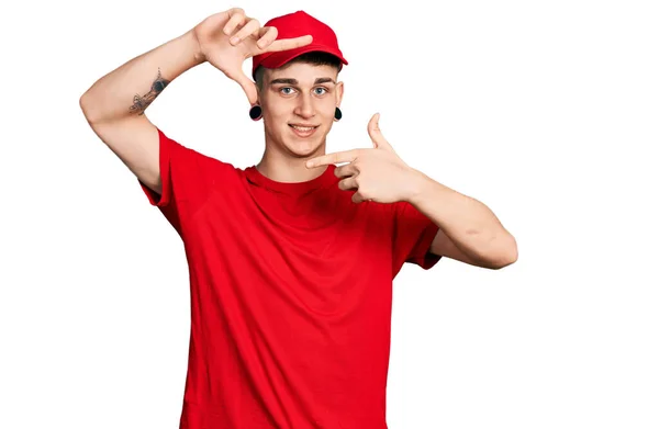 Joven Chico Caucásico Con Dilatación Orejas Llevando Uniforme Parto Gorra —  Fotos de Stock