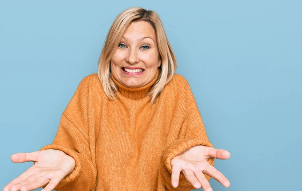 Orta Yaşlı Beyaz Kadın Günlük Kışlık Süveter Giyiyor Neşeli Gülümsüyor — Stok fotoğraf