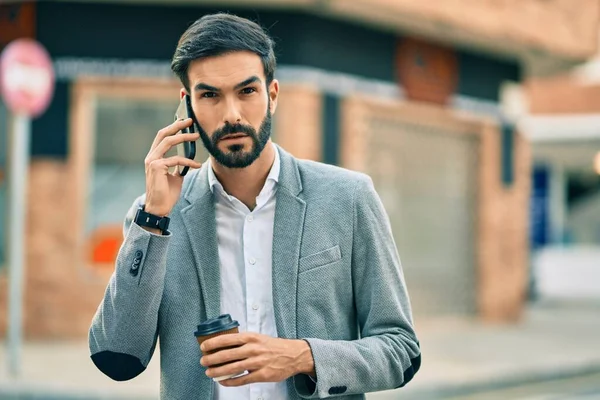 Junger Hispanischer Geschäftsmann Mit Ernstem Gesichtsausdruck Spricht Auf Dem Smartphone — Stockfoto