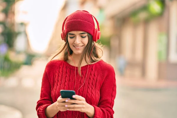 Jeune Femme Hispanique Utilisant Smartphone Écouteurs Ville — Photo