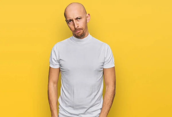 Homem Careca Com Barba Vestindo Camisa Branca Casual Cético Nervoso — Fotografia de Stock