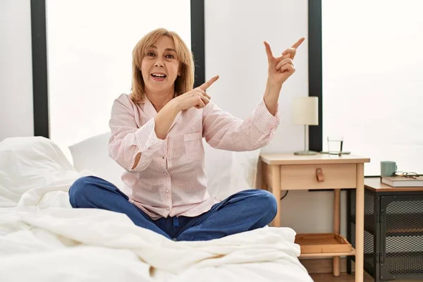 Middle Age Caucasian Woman Wearing Pajama Sitting Bed Smiling Looking — Stock Photo, Image