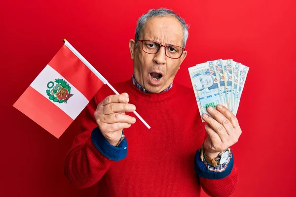 Όμορφος Ηλικιωμένος Άνδρας Γκρίζα Μαλλιά Κρατώντας Σημαία Περού Και Περουβιανά — Φωτογραφία Αρχείου