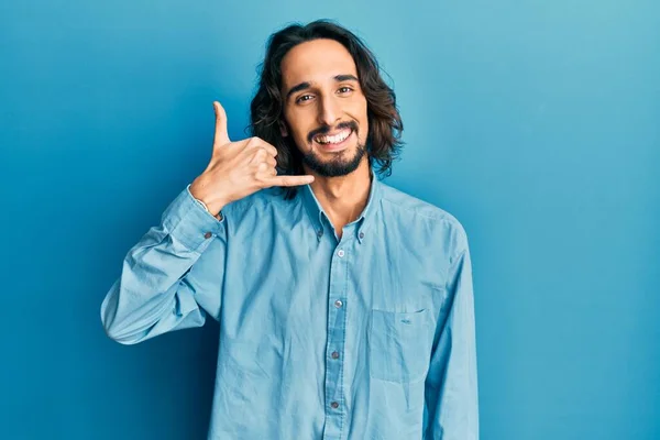 Νεαρός Ισπανός Που Φοράει Καθημερινά Ρούχα Χαμογελώντας Κάνει Τηλεφωνική Χειρονομία — Φωτογραφία Αρχείου