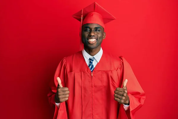 Genç Afro Amerikalı Adam Mezuniyet Şapkası Tören Cübbesi Giyerek Başarı — Stok fotoğraf