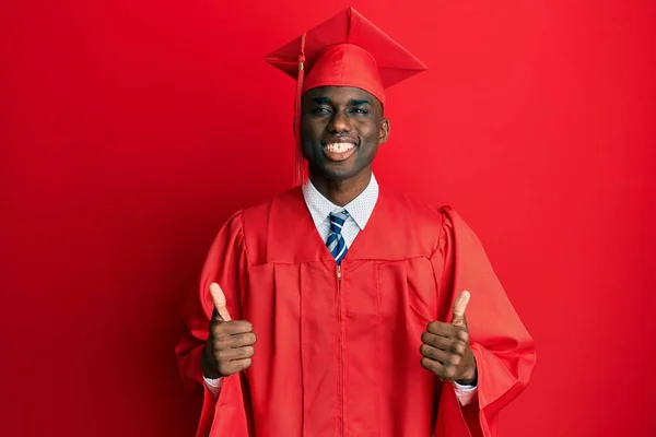 Fiatal Afro Amerikai Férfi Diplomaosztó Sapkában Szertartás Köntös Siker Jel — Stock Fotó