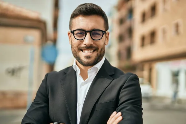Jovem Empresário Hispânico Com Braços Cruzados Sorrindo Feliz Para Cidade — Fotografia de Stock