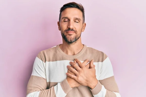 Homem Bonito Com Barba Vestindo Roupas Casuais Sorrindo Com Mãos — Fotografia de Stock