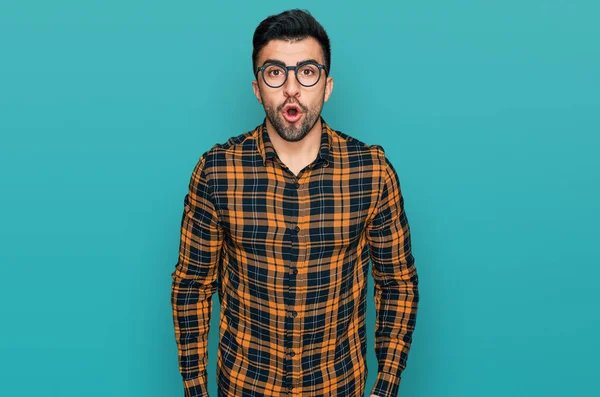 Hombre Hispano Con Barba Vistiendo Ropa Casual Gafas Asustado Sorprendido — Foto de Stock