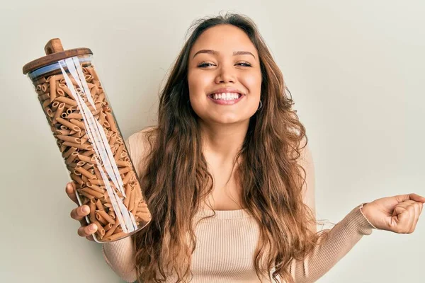 Jong Spaans Meisje Vasthouden Pot Met Macaroni Pasta Schreeuwen Trots — Stockfoto