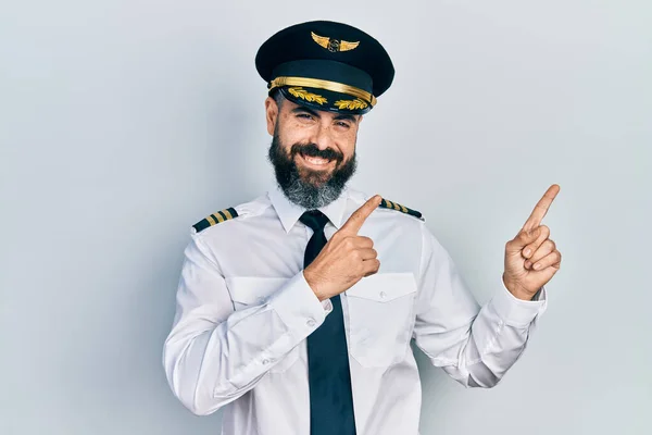 Joven Hispano Vistiendo Uniforme Piloto Avión Sonriendo Mirando Cámara Apuntando — Foto de Stock