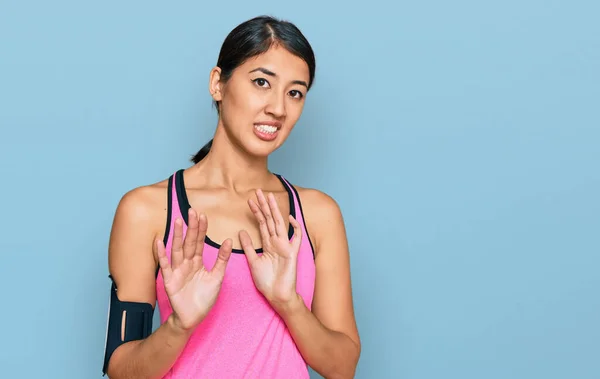 Krásná Asijská Mladá Sportovní Žena Sportovním Oblečení Ruce Pásek Znechucený — Stock fotografie
