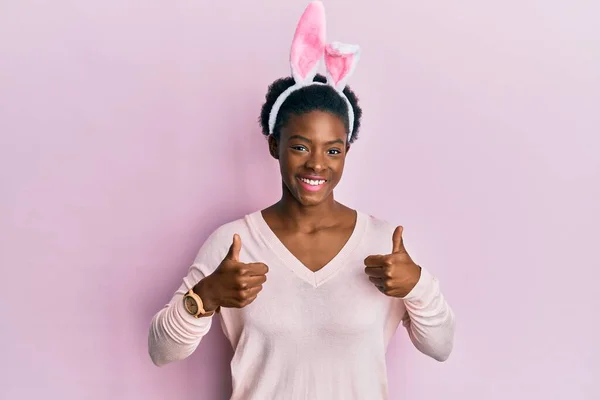 Jovem Menina Afro Americana Vestindo Bonito Easter Bunny Orelhas Sinal — Fotografia de Stock