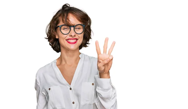 Młoda Latynoska Kobieta Biznesowym Stylu Okularach Pokazujących Wskazujących Palcem Numer — Zdjęcie stockowe