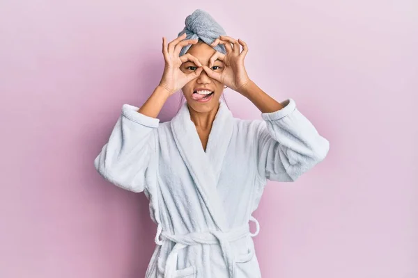 Joven Mujer China Con Gorra Toalla Ducha Albornoz Haciendo Buen — Foto de Stock