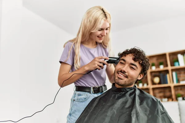 Jovem Mulher Cortando Cabelo Para Namorado Casa — Fotografia de Stock