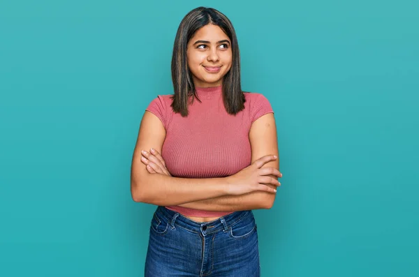 Junges Hispanisches Mädchen Lässigem Shirt Lächelt Zur Seite Und Starrt — Stockfoto