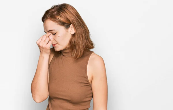 Jeune Femme Caucasienne Portant Des Vêtements Décontractés Fatiguée Frottant Nez — Photo