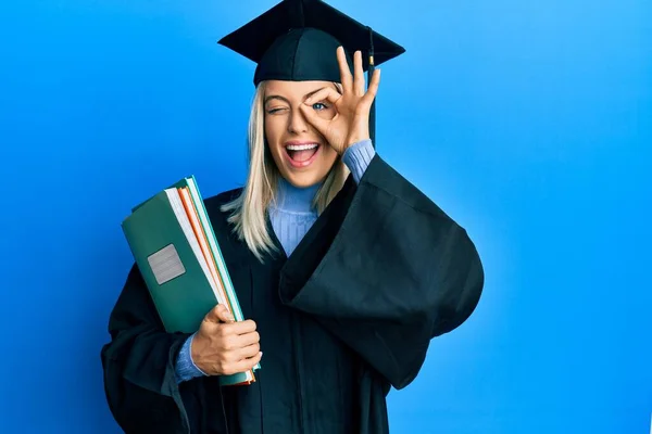 Mooie Blonde Vrouw Dragen Afstuderen Pet Ceremonie Badjas Met Boeken — Stockfoto