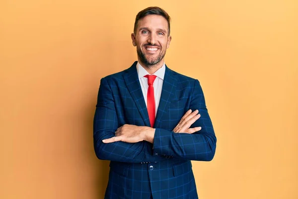 Schöner Mann Mit Bart Business Anzug Und Krawatte Fröhliches Lächeln — Stockfoto