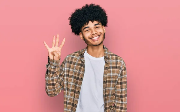 Jovem Afro Americano Com Cabelo Afro Vestindo Roupas Casuais Mostrando — Fotografia de Stock