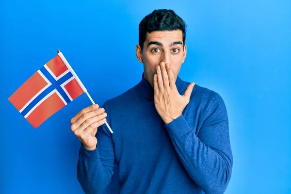 Snygg Latinamerikansk Man Med Norsk Flagga Som Täcker Munnen Med — Stockfoto