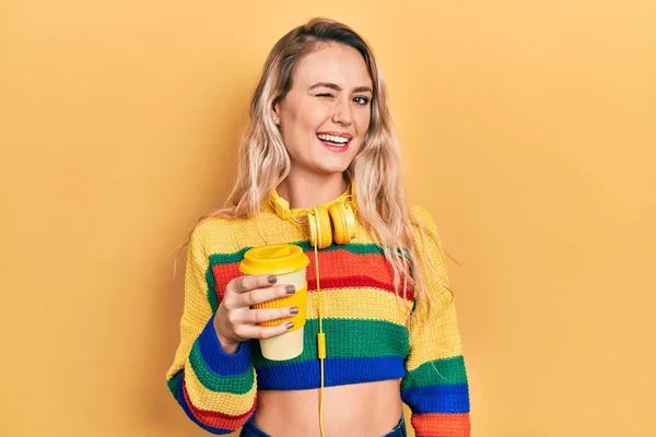 Vakre Unge Blonde Kvinner Som Drikker Kaffe Med Hodetelefoner Som – stockfoto