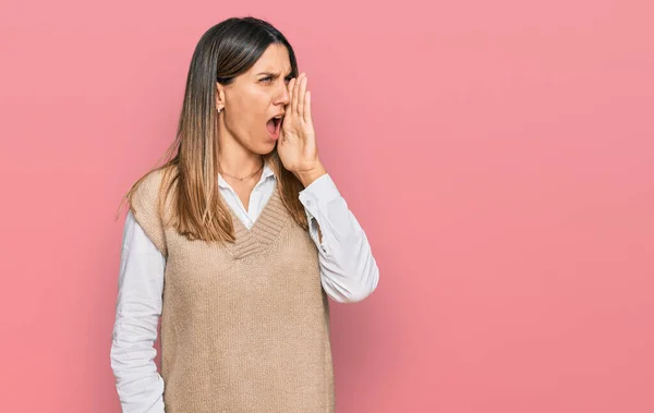 Junge Frau Lässiger Kleidung Schreit Und Schreit Laut Seite Seite — Stockfoto