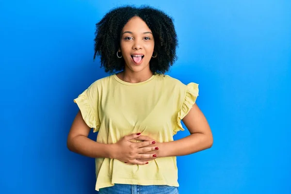Młoda Afroamerykanka Ubrana Luźne Ciuchy Wystaje Szczęśliwa Śmiesznym Wyrazem Twarzy — Zdjęcie stockowe