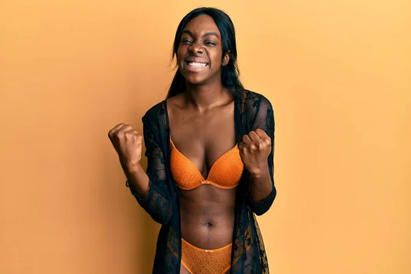 Ung Afrikansk Amerikansk Kvinna Bär Underkläder Mycket Glad Och Upphetsad — Stockfoto