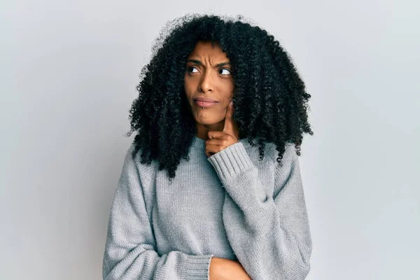 Afroamerykanka Afro Włosy Noszące Swobodny Sweter Zimowy Myślenie Koncentruje Się — Zdjęcie stockowe