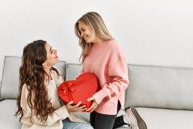 Genç bir kadın sevgilisine sevgililer günü hediyesiyle sürpriz yapıyor..