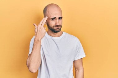 Genç, kel bir adam, günlük beyaz tişört giyip kendini vuruyor ve öldürüyor. Elini ve parmaklarını silah gibi kullanıyor. İntihar hareketi.. 