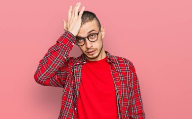 Gündelik giysiler giyen İspanyol genç adam, hata sonucu elleri kafalarında şaşırdı, hatayı hatırla. Unuttum, kötü hafıza kavramı. 