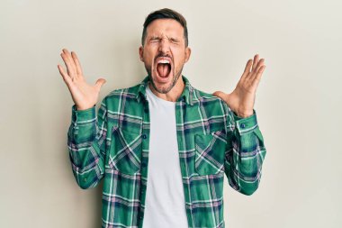 Yakışıklı, sakallı, sıradan kıyafetler giyen, çılgın ve başarıyı kutlayan kolları havada ve gözleri kapalı heyecanlı bir adam. Kazanan konsept 