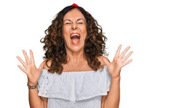 Orta yaşlı İspanyol kadın gündelik giysiler giyip başarının çılgınlığını kutluyor kollarını kaldırmış, gözlerini kapatmış heyecanlı çığlıklar atıyordu. Kazanan konsept 